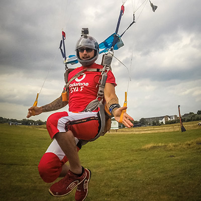 Hosen für das professionelle Fliegen am Fallschirm